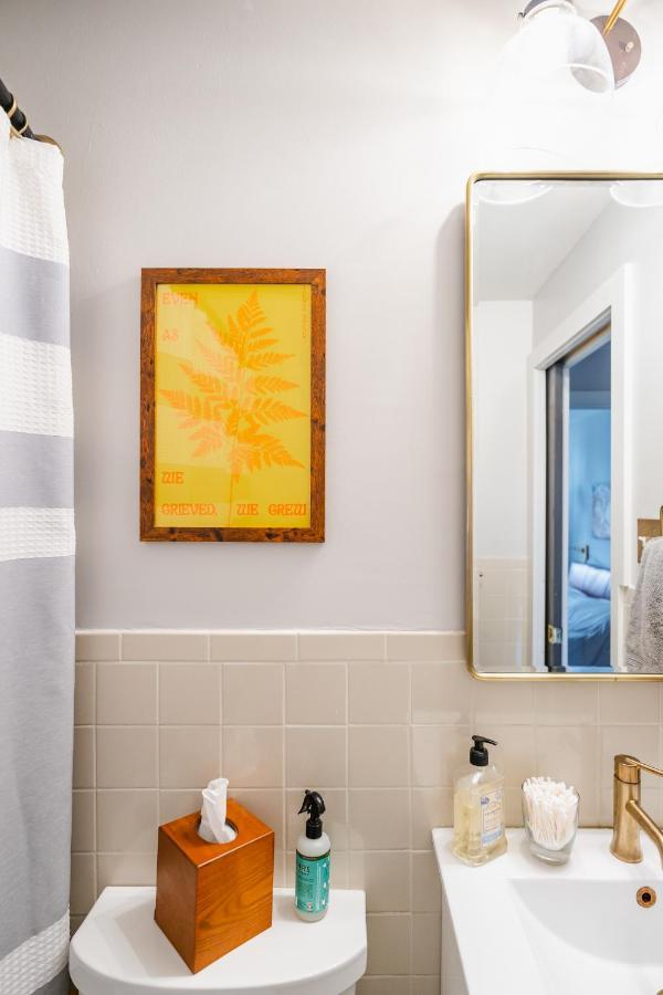 Bedroom In Thoughtfully Decorated East Passyunk Home Φιλαδέλφεια Εξωτερικό φωτογραφία