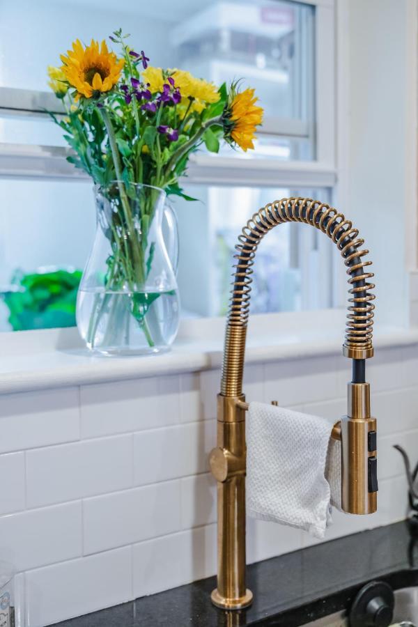 Bedroom In Thoughtfully Decorated East Passyunk Home Φιλαδέλφεια Εξωτερικό φωτογραφία